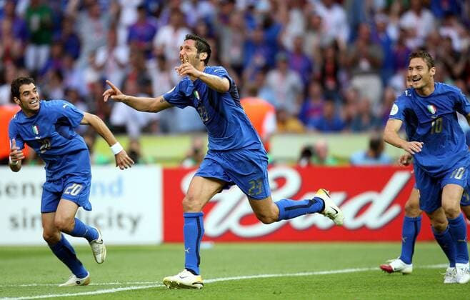Torjubel Italien, v.li.: Simone Perrotta, Marco Materazzi und Francesco Totti - Fußball WM Herren WM 2006, Länderspiel, Nationalteam, Nationaltrikot, Finale, Endspiel Gruppe Berlin Freude, Begeisterung, Fußball WM Herren WM 2006, Länderspiel, Nationalteam, Nationaltrikot, Finale, Endspiel Gruppe Berlin Freude, Begeisterung,