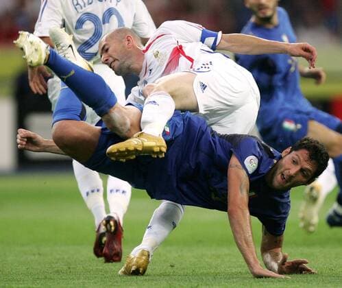 Zinedine Zidane (Frankreich) fällt auf Marco Materazzi (Italien) - Fußball WM Herren WM 2006, Länderspiel, Nationalteam, Nationaltrikot, Finale, Endspiel Gruppe Berlin Dynamik, Kampf, Fußball WM Herren WM 2006, Länderspiel, Nationalteam, Nationaltrikot, Finale, Endspiel Gruppe Berlin Dynamik, Kampf,