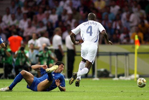 Patrick Vieira (Frankreich, re.) lässt Marco Materazzi (Italien) hinter sich - Fußball WM Herren WM 2006, Länderspiel, Nationalteam, Finale, Endspiel, Nationaltrikot, Italien - Frankreich 6:4 n.E. Gruppe Berlin Dynamik, Fußball WM Herren WM 2006, Länderspiel, Nationalteam, Finale, Endspiel, Nationaltrikot, Italien - Frankreich 6:4 n.E. Gruppe Berlin Dynamik,