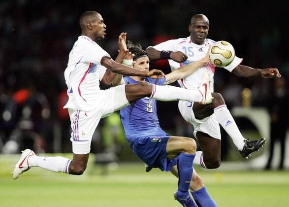 Lilian Thuram (re.) und Eric Abidal (beide Frankreich) gegen Vincenzo Iaquinta (Italien) - Fußball WM Herren WM 2006, Länderspiel, Nationalteam, Nationaltrikot, Finale, Endspiel, Italien - Frankreich 6:4 n.E. Gruppe Berlin Dynamik, Kampf, Überlegenheit, Fußball WM Herren WM 2006, Länderspiel, Nationalteam, Nationaltrikot, Finale, Endspiel, Italien - Frankreich 6:4 n.E. Gruppe Berlin Dynamik, Kampf, Überlegenheit,