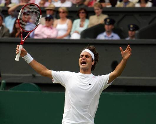 Roger Federer (Schweiz) jubelt über den Sieg der All England Championships 2006 Tennis Herren All England Championships 2006, Grand Slam, ATP Tour, Finale, Endspiel Einzelbild Wimbledon London Freude, Begeisterung, Tennis Herren All England Championships 2006, Grand Slam, ATP Tour, Finale, Endspiel Einzelbild Wimbledon London Freude, Begeisterung,