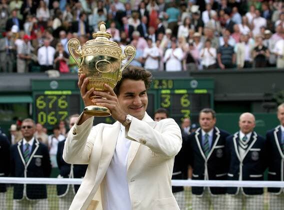 Siegerehrung All England Championships: Sieger Roger Federer (Schweiz) präsentiert den Pokal Tennis Herren All England Championships 2006, Grand Slam, ATP Tour, Finale, Endspiel Einzelbild Wimbledon London Freude, Tennis Herren All England Championships 2006, Grand Slam, ATP Tour, Finale, Endspiel Einzelbild Wimbledon London Freude,