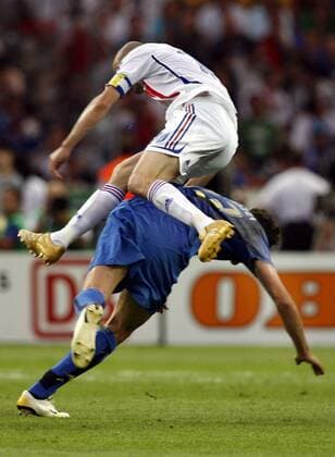 Zinedine Zidane (Frankreich, vorn) gegen Marco Materazzi (Italien) Fußball WM Herren WM 2006, Länderspiel, Nationalteam, Nationaltrikot, Finale, Endspiel, Italien - Frankreich 6:4 n.E. Gruppe Berlin Dynamik, Kampf, Fußball WM Herren WM 2006, Länderspiel, Nationalteam, Nationaltrikot, Finale, Endspiel, Italien - Frankreich 6:4 n.E. Gruppe Berlin Dynamik, Kampf,