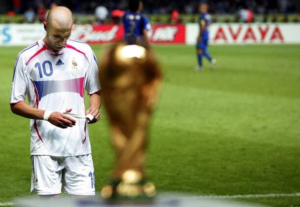 Zinedine Zidane (Frankreich) - Abgang nach seinem Platzverweis vorbei am FIFA Weltpokal -  Fußball Herren WM 2006, Länderspiel, Nationalteam, Nationaltrikot, Finale, Endspiel, Vdig Einzelbild Berlin Fußball Herren WM 2006, Länderspiel, Nationalteam, Nationaltrikot, Finale, Endspiel, Vdig Einzelbild Berlin
