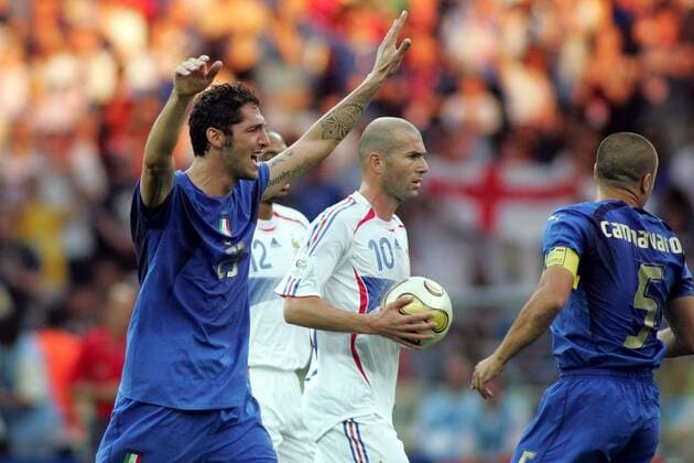 Marco Materazzi (li.) - Torjubel, Fabio Cannavaro (re., beide Italien) und Zinedine Zidane (Frankreich) sind noch etwas skeptisch ob das Tor zählt Fußball WM Herren WM 2006, Länderspiel, Nationalteam, Nationaltrikot, Endspiel, Finale, Italien - Frankreich 5:3 n.E. Gruppe Berlin Freude, Fußball WM Herren WM 2006, Länderspiel, Nationalteam, Nationaltrikot, Endspiel, Finale, Italien - Frankreich 5:3 n.E. Gruppe Berlin Freude,