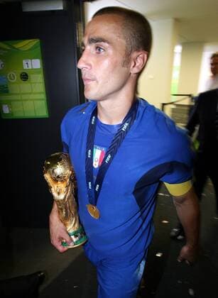 Weltmeister 2006 Italien: Kapitän Fabio Cannavaro mit Weltpokal und Medaille in den Katakomben des Olympiastadions - Fußball Herren WM 2006, Länderspiel, Nationalteam, Nationaltrikot, Finale, Endspiel, Vdig Einzelbild Berlin Fußball Herren WM 2006, Länderspiel, Nationalteam, Nationaltrikot, Finale, Endspiel, Vdig Einzelbild Berlin