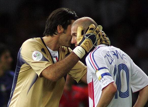 Zinedine Zidane (Frankreich) tröstet Torwart Gianluigi Buffon (Italien) Fußball WM Herren WM 2006, Länderspiel, Nationalteam, Nationaltrikot, Endspiel, Finale, Italien - Frankreich 5:3 n.E. Gruppe Berlin Enttäuschung, Fußball WM Herren WM 2006, Länderspiel, Nationalteam, Nationaltrikot, Endspiel, Finale, Italien - Frankreich 5:3 n.E. Gruppe Berlin Enttäuschung,