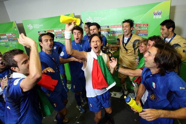 Siegesfeier Weltmeister Italien v.li.: Alberto Gilardino, Alessandro Nesta, Andrea Barzagli, Filippo Inzaghi (vorn), Luca Toni, Vincenzo Iaquinta, Torwart Gianluigi Buffon, Keeper Marco Amelia und Andrea Pirlo - Fußball Herren WM 2006, Länderspiel, Nationalteam, Nationaltrikot, Finale, Endspiel, Vdig Gruppe Olympiastadion Berlin Freude, Begeisterung, Fußball Herren WM 2006, Länderspiel, Nationalteam, Nationaltrikot, Finale, Endspiel, Vdig Gruppe Olympiastadion Berlin Freude, Begeisterung,