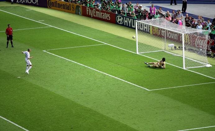 Elfmeterschießen WM Finale 2006 - David Trezeguet (Frankreich) versagen gegen Torwart Gianluigi Buffon (Italien) die Nerven -  Fußball WM Herren WM 2006, Länderspiel, Nationalteam, Nationaltrikot, Endspiel, Finale, Italien - Frankreich 5:3 n.E. Totale Berlin Fußball WM Herren WM 2006, Länderspiel, Nationalteam, Nationaltrikot, Endspiel, Finale, Italien - Frankreich 5:3 n.E. Totale Berlin