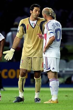 Torwart Gianluigi Buffon (Italien) versucht Zinedine Zidane (Frankreich) nach dessen roter Karte zu trösten Fußball Herren WM 2006, Länderspiel, Nationalteam, Nationaltrikot, Finale, Italien - Frankreich 6:4 n.E., Vdig Gruppe Berlin Kameradschaft, Fußball Herren WM 2006, Länderspiel, Nationalteam, Nationaltrikot, Finale, Italien - Frankreich 6:4 n.E., Vdig Gruppe Berlin Kameradschaft,
