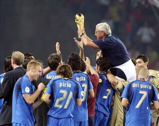 Das Team Italien ist Weltmeister 2006, Nationaltrainer Marcello Lippi präsentiert den Weltpokal - Fußball WM Herren WM 2006, Länderspiel, Nationalteam, Nationaltrikot, Endspiel, Finale, Feier, feiern Totale Berlin Freude, Fußball WM Herren WM 2006, Länderspiel, Nationalteam, Nationaltrikot, Endspiel, Finale, Feier, feiern Totale Berlin Freude,