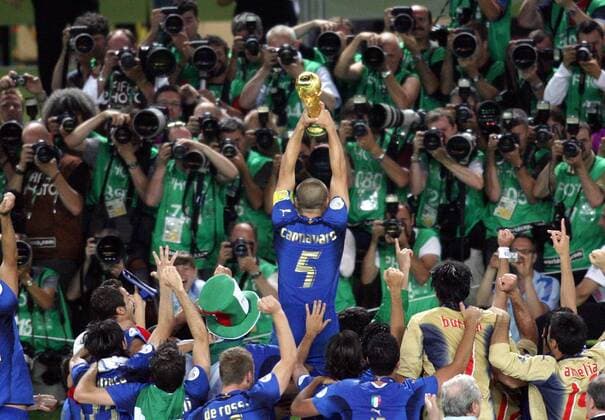 Italien ist Weltmeister 2006, Fabio Cannavaro präsentiert der Weltöffentlichkeit den Weltpokal - Fußball WM Herren WM 2006, Länderspiel, Nationalteam, Nationaltrikot, Endspiel, Finale, Feier, feiern, Aufmacher Totale Berlin Freude, Fußball WM Herren WM 2006, Länderspiel, Nationalteam, Nationaltrikot, Endspiel, Finale, Feier, feiern, Aufmacher Totale Berlin Freude,