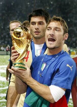 Francesco Totti (re.) und Torwart Marco Amelia mit dem FIFA Weltpokal - Italien ist Weltmeister 2006 Fußball WM Herren WM 2006, Länderspiel, Nationalteam, Nationaltrikot, Finale, Endspiel Gruppe Berlin Freude, Fußball WM Herren WM 2006, Länderspiel, Nationalteam, Nationaltrikot, Finale, Endspiel Gruppe Berlin Freude,