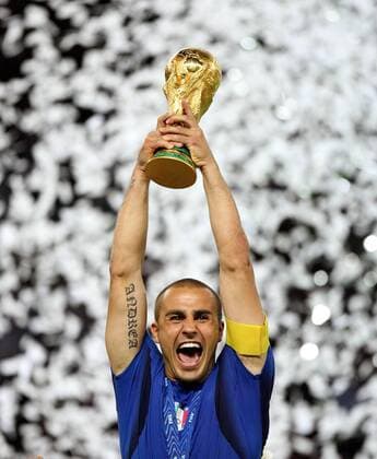 Italien ist Weltmeister 2006, Fabio Cannavaro präsentiert den Weltpokal - Fußball WM Herren WM 2006, Länderspiel, Nationalteam, Nationaltrikot, Endspiel, Finale, Feier, feiern Einzelbild Berlin Freude, Begeisterung, Fußball WM Herren WM 2006, Länderspiel, Nationalteam, Nationaltrikot, Endspiel, Finale, Feier, feiern Einzelbild Berlin Freude, Begeisterung,