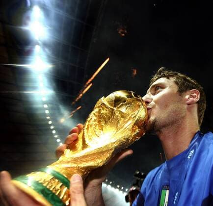 Italien ist Weltmeister 2006, Francesco Totti küßt den Weltpokal - Fußball WM Herren WM 2006, Länderspiel, Nationalteam, Nationaltrikot, Endspiel, Finale, Feier, feiern Einzelbild Berlin Glück Freude, Fußball WM Herren WM 2006, Länderspiel, Nationalteam, Nationaltrikot, Endspiel, Finale, Feier, feiern Einzelbild Berlin Glück Freude,