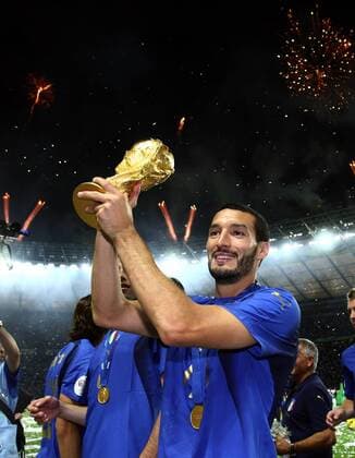 Italien ist Weltmeister 2006, Gianluca Zambrotta präsentiert den Weltpokal - Fußball WM Herren WM 2006, Länderspiel, Nationalteam, Nationaltrikot, Endspiel, Finale, Feier, feiern Einzelbild Berlin Freude, Fußball WM Herren WM 2006, Länderspiel, Nationalteam, Nationaltrikot, Endspiel, Finale, Feier, feiern Einzelbild Berlin Freude,
