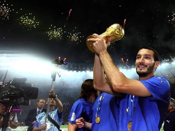 Italien ist Weltmeister 2006, Gianluca Zambrotta präsentiert den Weltpokal - Fußball WM Herren WM 2006, Länderspiel, Nationalteam, Nationaltrikot, Endspiel, Finale, Feier, feiern Gruppe Berlin Freude, Fußball WM Herren WM 2006, Länderspiel, Nationalteam, Nationaltrikot, Endspiel, Finale, Feier, feiern Gruppe Berlin Freude,