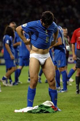 Gennaro Gattuso (Italien) läßt die Hosen runter Fußball WM Herren WM 2006, Länderspiel, Nationalteam, Nationaltrikot, Finale, Endspiel, Einzelbild Berlin Fußball WM Herren WM 2006, Länderspiel, Nationalteam, Nationaltrikot, Finale, Endspiel, Einzelbild Berlin