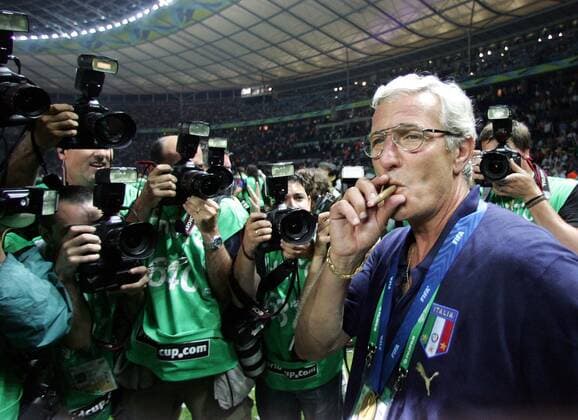 Nationaltrainer Marcello Lippi raucht nach dem Gewinn des WM Finales 2006 genüsslich eine Zigarre -  Fußball WM Herren WM 2006, Länderspiel, Nationalteam, Endspiel, Finale, Feier, feiern Gruppe Berlin Freude, Fußball WM Herren WM 2006, Länderspiel, Nationalteam, Endspiel, Finale, Feier, feiern Gruppe Berlin Freude,