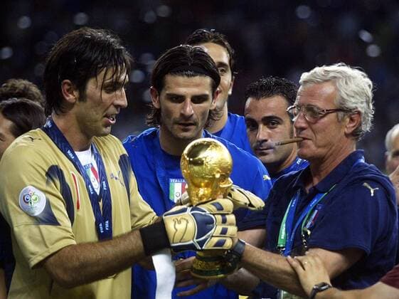 Weltmeister Italien v.li.: Torwart Gianluigi Buffon, Vincenzo Iaquinta, Simone Barone und Nationaltrainer Marcello Lippi bestaunen den Weltpokal Fußball Herren WM 2006, Länderspiel, Nationalteam, Nationaltrikot, Finale, Endspiel, Vdig Gruppe Berlin Freude, Begeisterung, Fußball Herren WM 2006, Länderspiel, Nationalteam, Nationaltrikot, Finale, Endspiel, Vdig Gruppe Berlin Freude, Begeisterung,