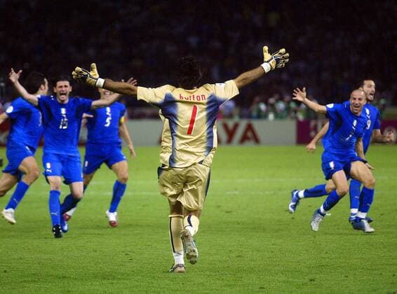 Torwart Gianluigi Buffon (Italien) - Schlußjubel mit seinen Mitspielern Fußball Herren WM 2006, Länderspiel, Nationalteam, Nationaltrikot, Finale, Endspiel, Vdig Gruppe Berlin Freude, Begeisterung, Fußball Herren WM 2006, Länderspiel, Nationalteam, Nationaltrikot, Finale, Endspiel, Vdig Gruppe Berlin Freude, Begeisterung,