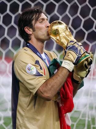 Torwart Gianluigi Buffon (Italien) küßt den Weltpokal -  (ber200607090049) Fußball WM Herren WM 2006, Länderspiel, Nationalteam, Nationaltrikot, Finale, Endspiel Einzelbild Berlin Glück Freude, Fußball WM Herren WM 2006, Länderspiel, Nationalteam, Nationaltrikot, Finale, Endspiel Einzelbild Berlin Glück Freude,