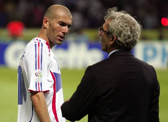Zinedine Zidane im Gespräch mit Nationaltrainer Raymond Domenech (beide Frankreich) -  Fußball WM Herren WM 2006, Länderspiel, Nationalteam, Nationaltrikot, Endspiel, Finale, Gruppe Olympiastadion Berlin Fußball WM Herren WM 2006, Länderspiel, Nationalteam, Nationaltrikot, Endspiel, Finale, Gruppe Olympiastadion Berlin