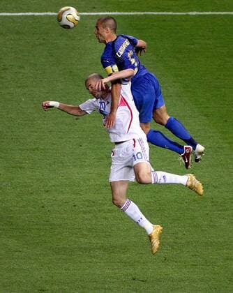 Fabio Cannavaro (Italien, re.) überspringt beim Kopfball Zinedine Zidane (Frankreich) Fußball WM Herren WM 2006, Länderspiel, Nationalteam, Finale, Endspiel, Italien - Frankreich 6:4 n.E., Vdig Gruppe Berlin Höhe, Dynamik, Kampf, Überlegenheit, Fußball WM Herren WM 2006, Länderspiel, Nationalteam, Finale, Endspiel, Italien - Frankreich 6:4 n.E., Vdig Gruppe Berlin Höhe, Dynamik, Kampf, Überlegenheit,