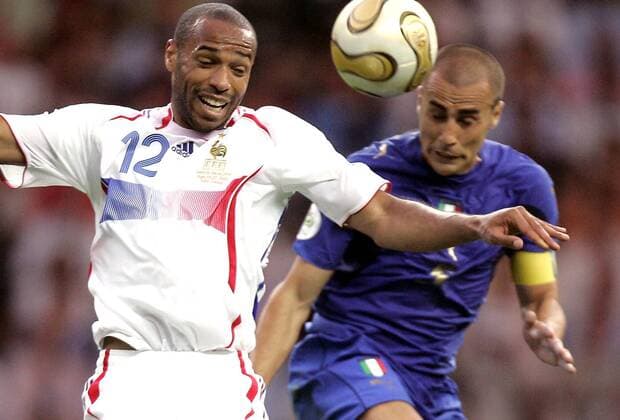 Thierry Henry (Frankreich, li.) gegen Fabio Cannavaro (Italien) Fußball WM Herren WM 2006, Länderspiel, Nationalteam, Finale, Endspiel, Italien - Frankreich 6:4 n.E. Gruppe Nationaltrikot Berlin Dynamik, Fußball WM Herren WM 2006, Länderspiel, Nationalteam, Finale, Endspiel, Italien - Frankreich 6:4 n.E. Gruppe Nationaltrikot Berlin Dynamik,