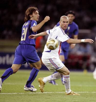 Zinedine Zidane (Frankreich, re.) gegen Andrea Pirlo (Italien) Fußball WM Herren WM 2006, Länderspiel, Nationalteam, Finale, Endspiel, Italien - Frankreich 6:4 n.E. Gruppe Nationaltrikot Berlin Dynamik, Fußball WM Herren WM 2006, Länderspiel, Nationalteam, Finale, Endspiel, Italien - Frankreich 6:4 n.E. Gruppe Nationaltrikot Berlin Dynamik,