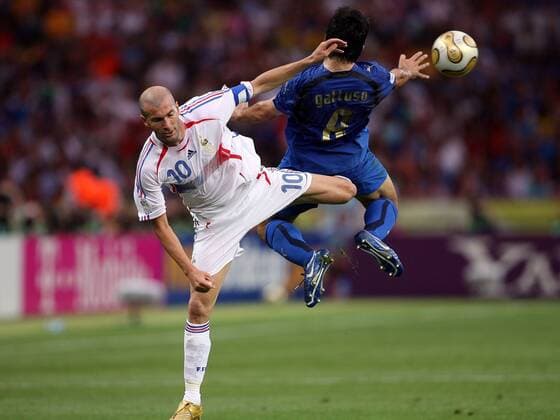 Zinedine Zidane (Frankreich, li.) gegen Gennaro Gattuso (Italien) Fußball WM Herren WM 2006, Länderspiel, Nationalteam, Endspiel, Finale, Italien - Frankreich 6:4 n.E. Gruppe Nationaltrikot Berlin Dynamik, Höhe, Fußball WM Herren WM 2006, Länderspiel, Nationalteam, Endspiel, Finale, Italien - Frankreich 6:4 n.E. Gruppe Nationaltrikot Berlin Dynamik, Höhe,