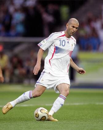 Zinedine Zidane (Frankreich) am Ball -  Fußball Herren WM 2006, Länderspiel, Nationalteam, Finale, Endspiel, Nationaltrikot Einzelbild Berlin Fußball Herren WM 2006, Länderspiel, Nationalteam, Finale, Endspiel, Nationaltrikot Einzelbild Berlin