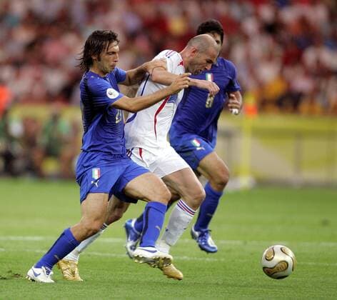 Andrea Pirlo (li., Italien) gegen Zinedine Zidane (Frankreich) Fußball Herren WM 2006, Länderspiel, Nationalteam, Nationaltrikot, Finale, Italien - Frankreich 6:4 n.E., Vdig Gruppe Berlin Dynamik, Fußball Herren WM 2006, Länderspiel, Nationalteam, Nationaltrikot, Finale, Italien - Frankreich 6:4 n.E., Vdig Gruppe Berlin Dynamik,
