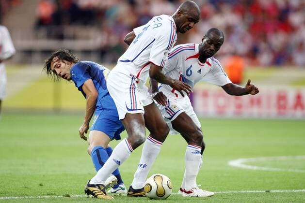 Andrea Pirlo (Italien, li.) gegen Patrick Vieira (Mitte) und Claude Makelele (beide Frankreich) Fußball WM Herren WM 2006, Länderspiel, Nationalteam, Nationaltrikot, Finale, Endspiel, Italien - Frankreich 6:4 n.E. Gruppe Berlin Dynamik, Kampf Fußball WM Herren WM 2006, Länderspiel, Nationalteam, Nationaltrikot, Finale, Endspiel, Italien - Frankreich 6:4 n.E. Gruppe Berlin Dynamik, Kampf
