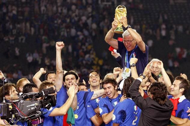 Italien ist Weltmeister 2006 - Nationaltrainer Marcello Lippi (Italien) präsentiert stolz den Weltmeisterpokal -  (pan15130) Fußball WM Herren WM 2006, Länderspiel, Nationalteam, Finale, Endspiel, Nationaltrikot, Totale Berlin Freude, Begeisterung, Fußball WM Herren WM 2006, Länderspiel, Nationalteam, Finale, Endspiel, Nationaltrikot, Totale Berlin Freude, Begeisterung,  