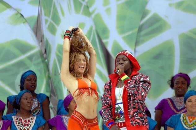 Sängerin Shakira (li., Kolumbien) und Sänger Wyclef Jean (USA) sorgen während der Abschlußfeier der WM 2006 für musikalische Unterhaltung Fußball Herren WM 2006, Finale, Endspiel, Abschluß, Abschlußfeier, Feier, Zeremonie, Auftritt, Vdig Gruppe Berlin Fußball Herren WM 2006, Finale, Endspiel, Abschluß, Abschlußfeier, Feier, Zeremonie, Auftritt, Vdig Gruppe Berlin