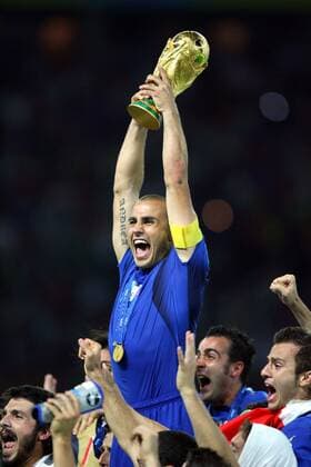 Italien ist Weltmeister 2006 - Fabio Cannavaro präsentiert stolz den Weltmeisterpokal -  (pan15132) Fußball WM Herren WM 2006, Länderspiel, Nationalteam, Finale, Endspiel, Nationaltrikot, Einzelbild Jubelschrei, Freudenschrei, Medaille, Medaillen, Berlin Freude, Begeisterung, Fußball WM Herren WM 2006, Länderspiel, Nationalteam, Finale, Endspiel, Nationaltrikot, Einzelbild Jubelschrei, Freudenschrei, Medaille, Medaillen, Berlin Freude, Begeisterung,  