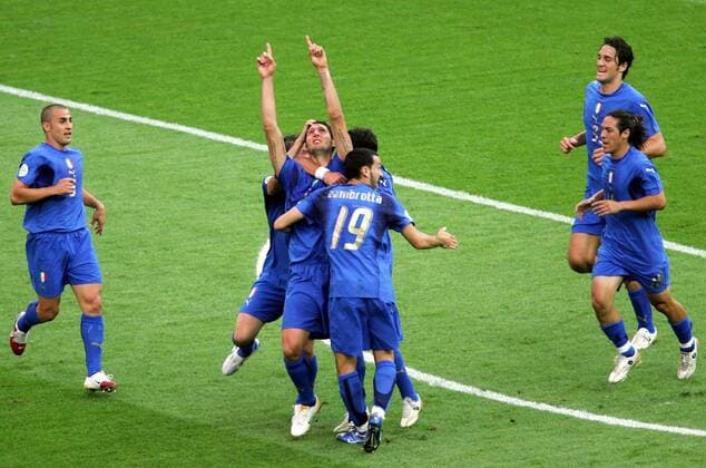 Marco Materazzi jubelt u.a. mit Gianluca Zambrotta; Fabio Cannavaro (li.) , Mauro Camoranesi (re.) und Luca Toni (alle Italien) kommen hinzu -  (pan15129) Fußball WM Herren WM 2006, Länderspiel, Nationalteam, Finale, Endspiel, Nationaltrikot Gruppe Berlin Freude, Fußball WM Herren WM 2006, Länderspiel, Nationalteam, Finale, Endspiel, Nationaltrikot Gruppe Berlin Freude,  