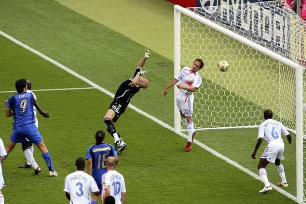Torwart Fabien Barthez und Franck Ribery (beide Frankreich, hi.) machtlos beim Gegentor zum 1:1 Fußball WM Herren WM 2006, Länderspiel, Nationalteam, Nationaltrikot, Italien - Frankreich 6:4 n.E. Totale Berlin Dynamik, Fußball WM Herren WM 2006, Länderspiel, Nationalteam, Nationaltrikot, Italien - Frankreich 6:4 n.E. Totale Berlin Dynamik,