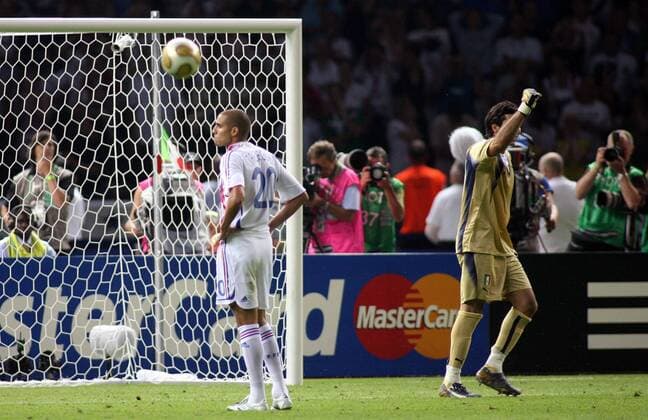 Elfmeterschießen WM Finale 2006 - David Trezeguet (Frankreich) enttäuscht nach seinem verschossenen Elfer, re. Torwart Gianluigi Buffon (Italien) jubelt -  Fußball WM Herren WM 2006, Länderspiel, Nationalteam, Finale, Endspiel, Nationaltrikot, Italien - Frankreich 5:3 n.E. Gruppe Berlin Freude, Enttäuschung, Fußball WM Herren WM 2006, Länderspiel, Nationalteam, Finale, Endspiel, Nationaltrikot, Italien - Frankreich 5:3 n.E. Gruppe Berlin Freude, Enttäuschung,