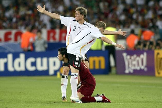 Cristiano Ronaldo (Portugal) lugt zwischen den Beinen von Bastian Schweinsteiger (re.) hervor, Marcell Jansen (beide Deutschland) weiß auch keinen Rat Fußball WM Herren WM 2006, Länderspiel, Nationalteam, Spiel um Platz 3, Drei, Nationaltrikot Gruppe Stuttgart Fußball WM Herren WM 2006, Länderspiel, Nationalteam, Spiel um Platz 3, Drei, Nationaltrikot Gruppe Stuttgart
