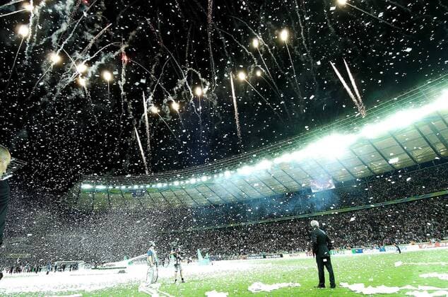 Nationaltrainer Raymond Domenech (Frankreich) beobachtet das Feuerwerk für den Weltmeister Italien im Berliner Olympiastadion -  Fußball Herren WM 2006, Länderspiel, Nationalteam, Italien - Frankreich 6:4 n.E., Finale, Endspiel, Vdig Totale Olympiastadion, Austragungsort Berlin, Wettkampfstätte Freude, Begeisterung, Enttäuschung, Fußball Herren WM 2006, Länderspiel, Nationalteam, Italien - Frankreich 6:4 n.E., Finale, Endspiel, Vdig Totale Olympiastadion, Austragungsort Berlin, Wettkampfstätte Freude, Begeisterung, Enttäuschung,
