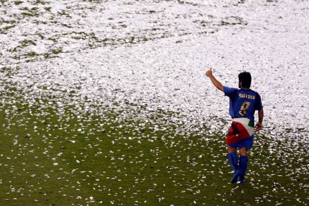 Weltmeister 2006 - Gennaro Gattuso (Italien) genießt den Sieg allein auf dem Platz - Fußball Herren WM 2006, Länderspiel, Nationalteam, Nationaltrikot, Italien, Finale, Endspiel, Vdig Totale Berlin Freude, Fußball Herren WM 2006, Länderspiel, Nationalteam, Nationaltrikot, Italien, Finale, Endspiel, Vdig Totale Berlin Freude,