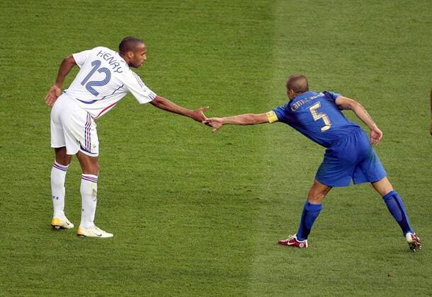 Thierry Henry (Frankreich, li.) und Fabio Cannavaro (Italien) - shakehands Fußball WM Herren WM 2006, Länderspiel, Nationalteam, Finale, Endspiel, Nationaltrikot, Italien - Frankreich 6:4 n.E. Gruppe Berlin Fußball WM Herren WM 2006, Länderspiel, Nationalteam, Finale, Endspiel, Nationaltrikot, Italien - Frankreich 6:4 n.E. Gruppe Berlin
