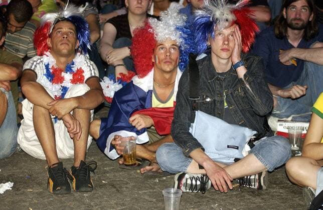 Französische Fans hoffen und bangen mit ihrem Team während einer öffentlichen Fußballübertragung in Berlin Fußball WM Herren WM 2006, Länderspiel, Nationalteam, Finale, Endspiel, Fanfest, Fan Fest, Party Gruppe Nationalfarben, gespannt, zittern, mitzittern Berlin, fiebern, Angst, ängstlich Spannung, Fußball WM Herren WM 2006, Länderspiel, Nationalteam, Finale, Endspiel, Fanfest, Fan Fest, Party Gruppe Nationalfarben, gespannt, zittern, mitzittern Berlin, fiebern, Angst, ängstlich Spannung,