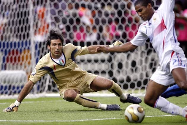Torwart Gianluigi Buffon (Italien) fixiert den Ball von Florent Malouda (Frankreich) Fußball WM Herren WM 2006, Länderspiel, Nationalteam, Finale, Endspiel, Nationaltrikot, Frankreich - Italien 4:6 n.E. Gruppe Berlin Dynamik, Fußball WM Herren WM 2006, Länderspiel, Nationalteam, Finale, Endspiel, Nationaltrikot, Frankreich - Italien 4:6 n.E. Gruppe Berlin Dynamik,