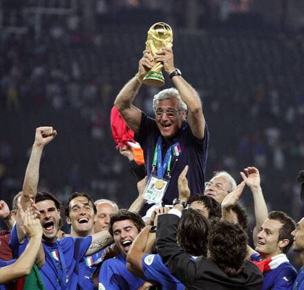 Italien Weltmeister 2006: Nationaltrainer Marcello Lippi präsentiert umgarnt von seinen Spielern den FIFA Weltpokal -  Fußball WM Herren WM 2006, Länderspiel, Nationalteam, Finale, Endspiel, Nationaltrikot Gruppe Sieg, Sieger Berlin Freude, Begeisterung, Fußball WM Herren WM 2006, Länderspiel, Nationalteam, Finale, Endspiel, Nationaltrikot Gruppe Sieg, Sieger Berlin Freude, Begeisterung,