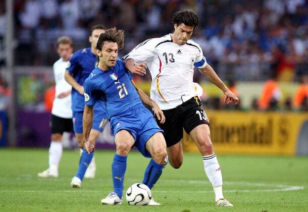 Andrea Pirlo (Italien, li.) gegen Michael Ballack (Deutschland) Fußball WM Herren WM 2006, Länderspiel, Nationalteam, Halbfinale, Deutschland - Italien 0:2 n.V. Gruppe Nationaltrikot Dortmund Dynamik, Kampf Fußball WM Herren WM 2006, Länderspiel, Nationalteam, Halbfinale, Deutschland - Italien 0:2 n.V. Gruppe Nationaltrikot Dortmund Dynamik, Kampf