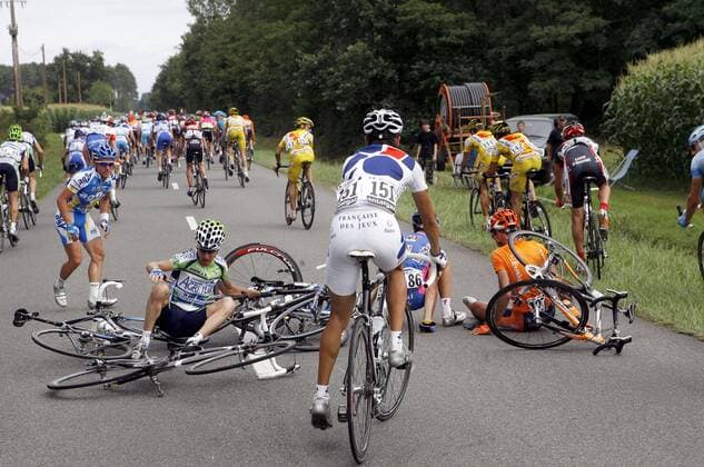 Sandy Casar (Frankreich FDJeux.com) muss nach einem Sturz von David Lopez (Spanien Euskaltel Euskadi, re.), Daniele Righi (Italien Lampre, 2.v.re.) und einem Agritubel Fahrer warten bis die Straße wieder frei ist - Radsport Herren 93. Tour de France 2006, ProTour, Straßenradsport, Straße, Rad, Gruppe 9. Etappe: Bordeaux - Dax Radsport Herren 93. Tour de France 2006, ProTour, Straßenradsport, Straße, Rad, Gruppe 9. Etappe: Bordeaux - Dax