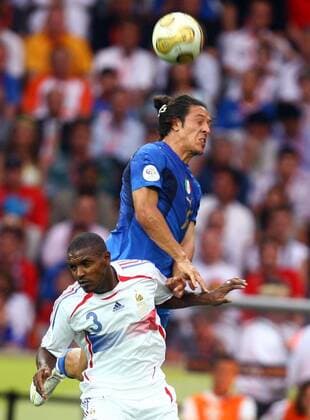 Mauro Camoranesi (Italien, obenauf) gegen Eric Abidal (Frankreich) Fußball WM Herren WM 2006, Länderspiel, Nationalteam, Finale, Endspiel, Nationaltrikot, Frankreich - Italien 4:6 Gruppe Berlin, offizielle, offizieller Partner Dynamik, Höhe, Kampf Fußball WM Herren WM 2006, Länderspiel, Nationalteam, Finale, Endspiel, Nationaltrikot, Frankreich - Italien 4:6 Gruppe Berlin, offizielle, offizieller Partner Dynamik, Höhe, Kampf